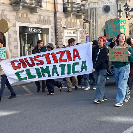 Friday for Future: un centinaio di ragazzi in marcia a Cuneo per la gustizia climatica [FOTO E VIDEO]
