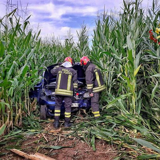 Auto fuori strada a Fossano, soccorso l'automobilista e affidato alle cure del 118