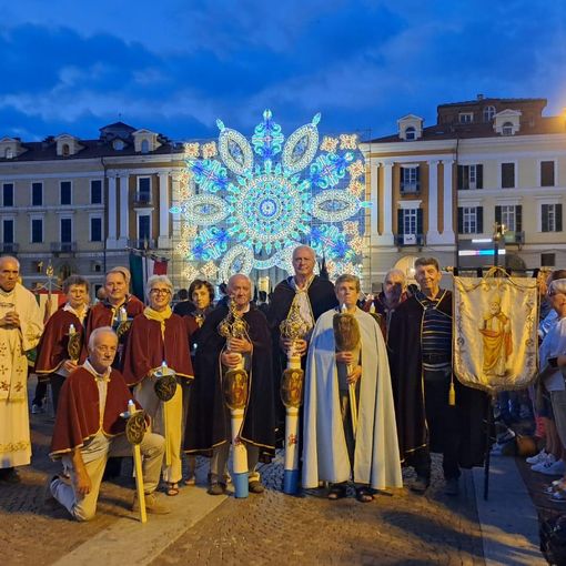 La storica Confraternita di Sant'Eligio di Saluzzo alla Processione della Madonna del Carmine a Cuneo