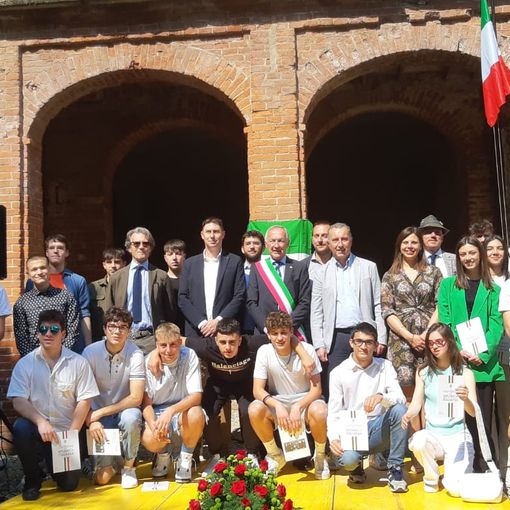 Saluzzo, Festa della Repubblica 2023 consegna della Costituzioone ai neo diciottenni