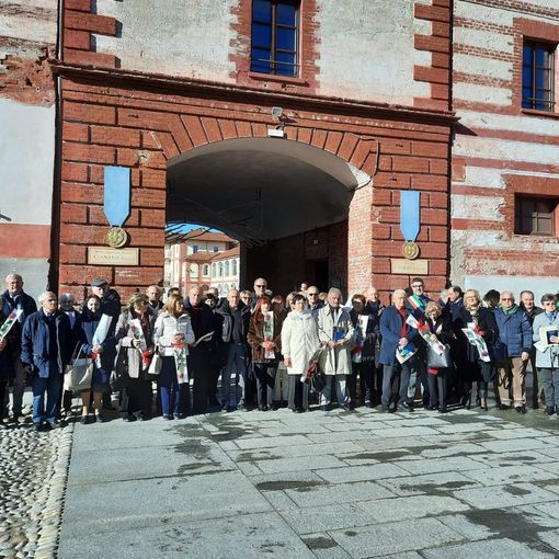 Saluzzo, foto di gruppo con sindaco e assessori delle coppie saluzzesi che si sono sposate nel 1973