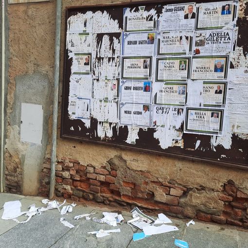 Saluzzo, manifesti funebri stracciati dall'impianto di affissione di piazza Castello