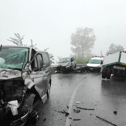 Incidente a Novello: autotreno fuori strada, altri due veicoli coinvolti