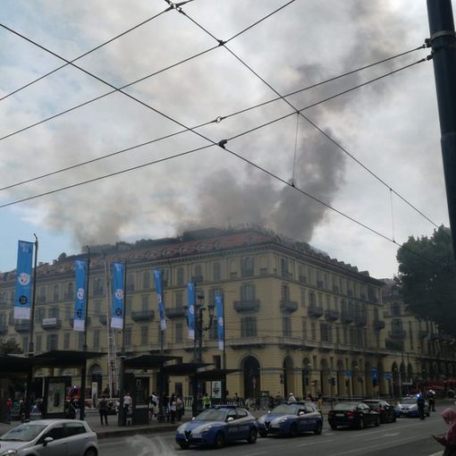 Incendio di un palazzo in piazza Carlo Felice a Torino: in aiuto anche i vigili del fuoco di Saluzzo
