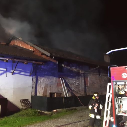 I vigili del fuoco in azione in via Tagliata