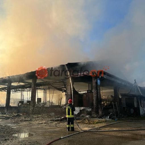 Maxi incendio al caseificio Moris di Caraglio: distrutti laboratorio di produzione e locali di vendita,  salve le stalle con oltre mille capi [FOTO E VIDEO]