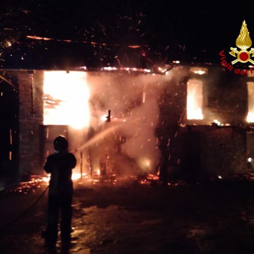 Incendio nella notte a Gaiola: in fiamme un magazzino per mezzi agricoli