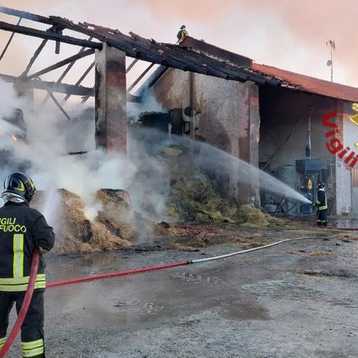 Incendio in un fienile a Saluzzo, vigili del fuoco sul posto per sedare le fiamme
