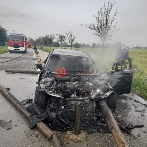 Fossano, vettura prende fuoco dopo essersi schiantata contro le protezioni della ciclabile