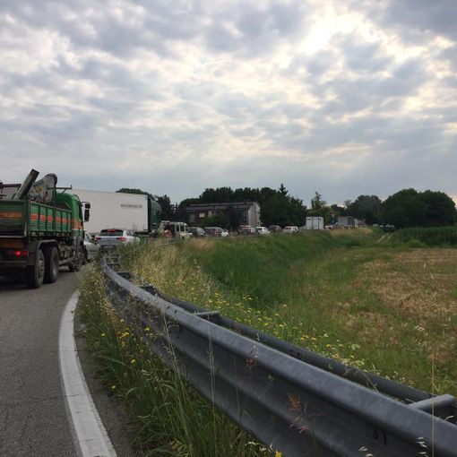 Alba, tamponamento tra quattro auto lungo la Statale 231. Lunghe code all'ingresso in città