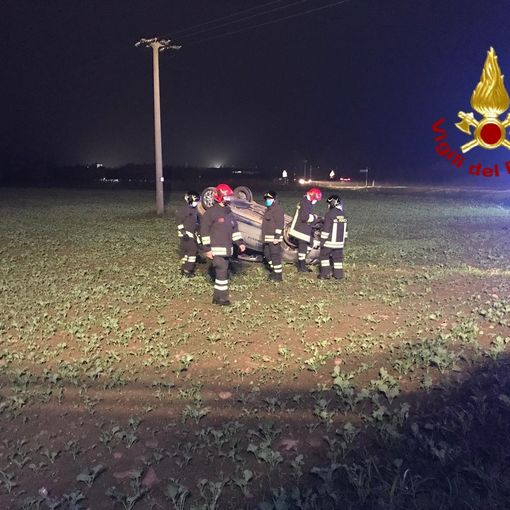 Bra, incidente in strada Orti: un'auto ribaltata