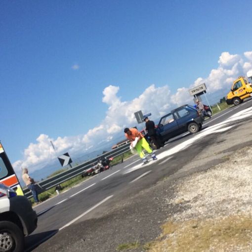 Violento scontro tra auto e moto a Trinità: strada bloccata