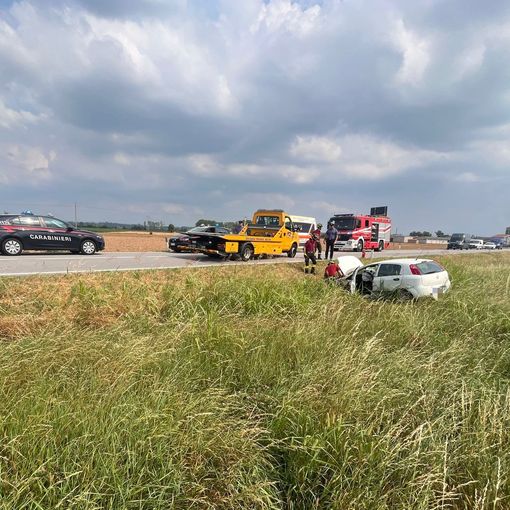 Incidente stradale a Trinità sulla statale 28, auto finisce in un campo: tre feriti in ospedale