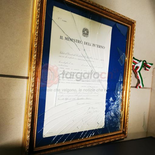 Il quadro rotto dove era conservata la medaglia d'oro al merito civile di Borgo San Dalmazzo