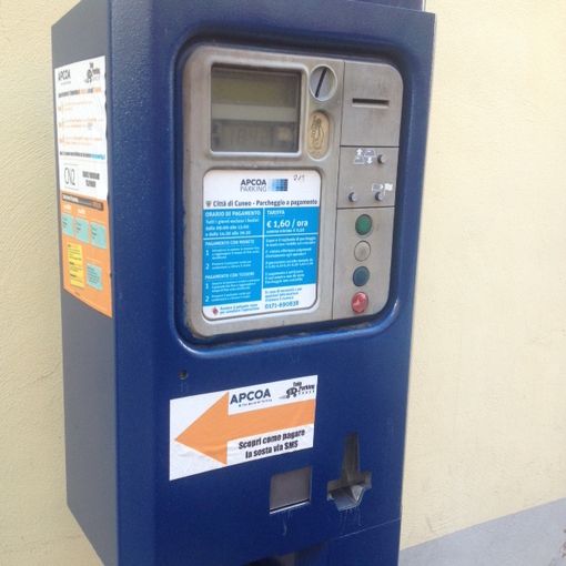 Sosta blu: da oggi il parcheggio si paga anche con carta di credito e bancomat