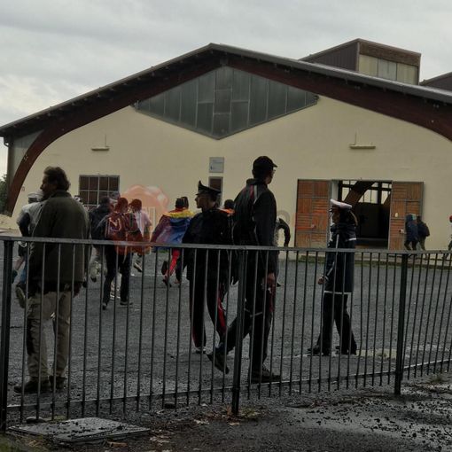 Manifestazione non autorizzata degli stagionali di Saluzzo, in 150 diretti al Comune: chiedono un tetto dopo ore all'addiaccio sotto la pioggia (VIDEO)