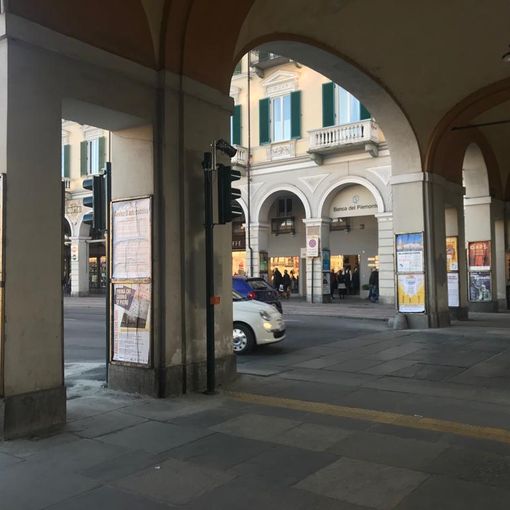 Al via le operazioni di pulizia della pavimentazione lungo i portici di Cuneo