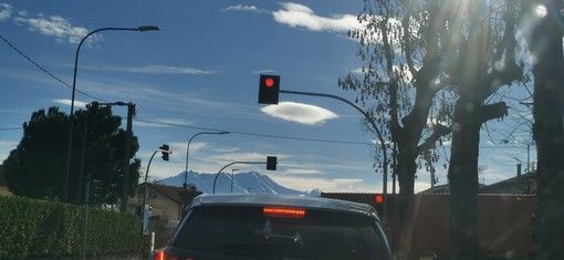 Caraglio, da ieri tempi più lunghi per il giallo e il verde al semaforo di via Cesare Battisti