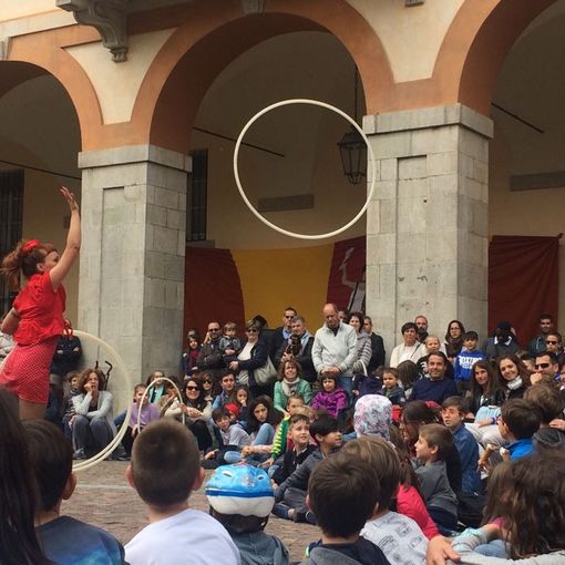 Via Roma inondata dagli artisti di strada per i dieci anni di Shakabum Day a Cuneo (Foto e video)