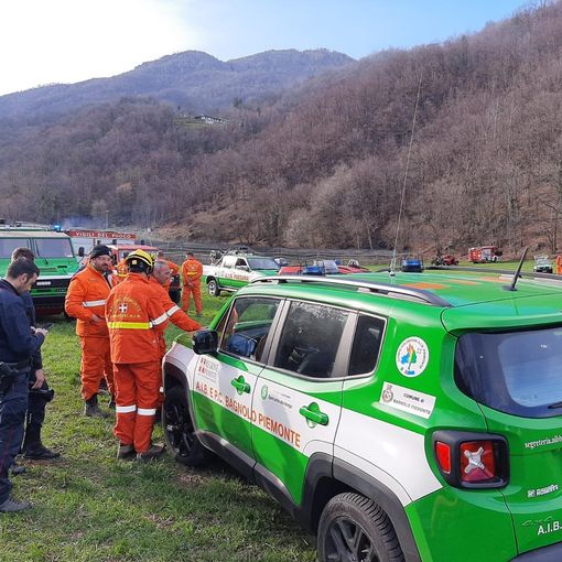 Spento dopo circa quindici lanci l'incendio a Ghisola: continua il presidio notturno degli Aib di Paesana