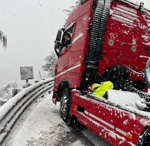 Tir di traverso causa neve sulla 28, Adolfo: &quot;Non devono più transitare&quot;