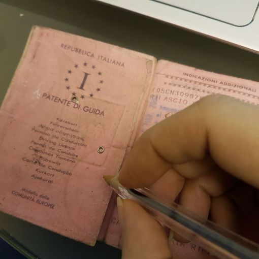 Corregge a biro le date  di rilascio e scadenza sulla patente: condannato a 3 mesi per falso