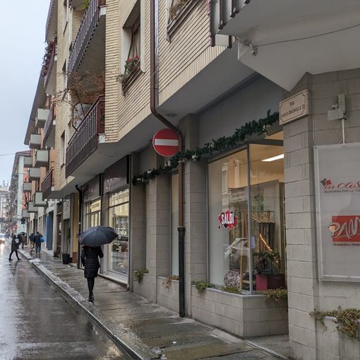 Cuneo, chi deve pulire i continui episodi di vomito davanti ai negozi?
