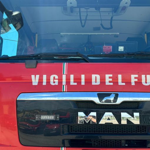 Porzione di lamierato di un tetto di una casa disabitata scivola e diventa pericolante: rimossa dai vigili del fuoco
