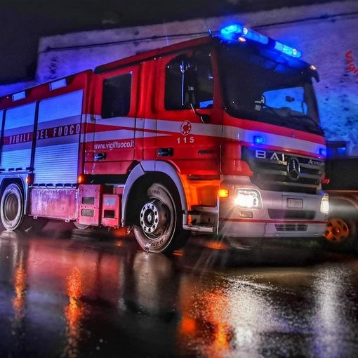 Busca: in fiamme il tetto di un'abitazione in frazione San Vitale, necessario l'intervento dei Vigili del Fuoco