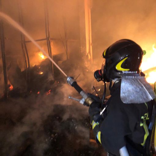 Capannone in fiamme nella notte a San Chiaffredo di Busca: incendio spento dai vigili del fuoco