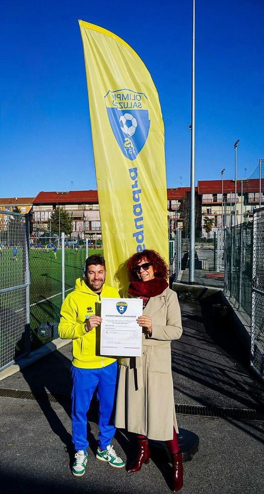 La consegna dell'assegno a Cristian Casalloni da prte di Paola Rvazzi autrice del calendario 2026 La consegna dell'assegno a Cristian Casalloni da prte di Paola Rvazzi autrice del calendario 2026