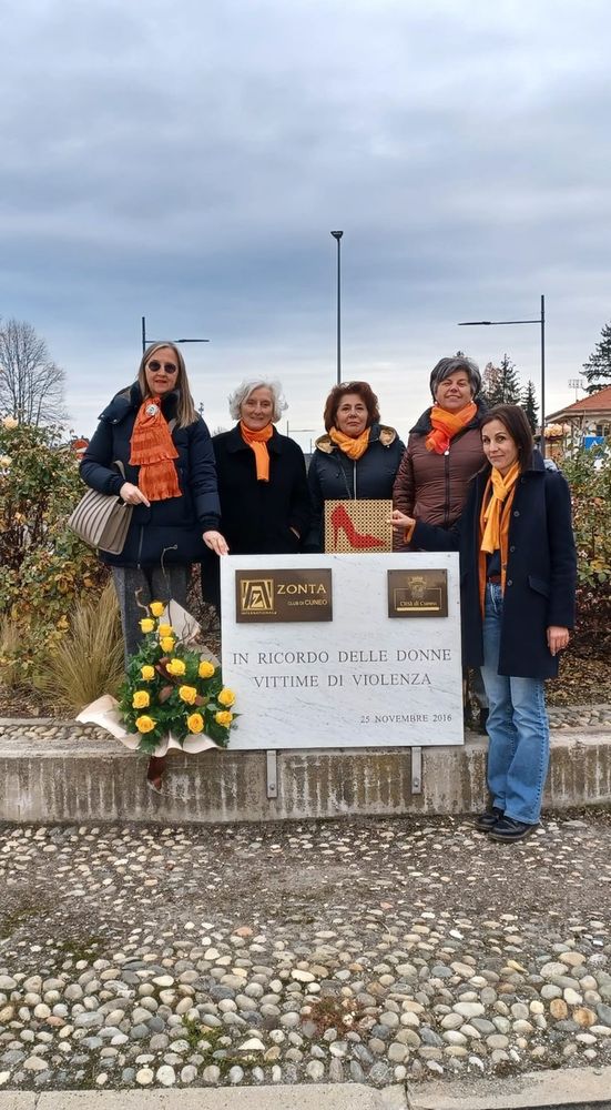 Cuneo, rose giale di Zonta Cuneo, davanti alla lapide dedicata alle donne vittime di violenza alla rotonda di corso Francia Cuneo, rose giale di Zonta Cuneo, davanti alla lapide dedicata alle donne vittime di violenza alla rotonda di corso Francia