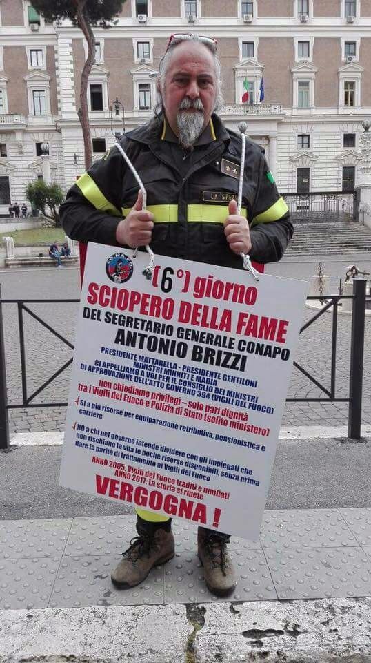 Il segretario generale Antonio Brizzi protesta davanti ai palazzi del Governo di Roma