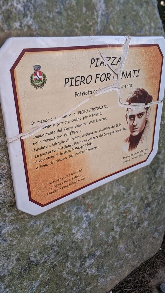 La lapide che ricorda Piero Fortunati. L'Anpi chiede che venga "risistemata in modo rapido, perché tutti i ragazzi capiscano il valore della democrazia e della libertà"