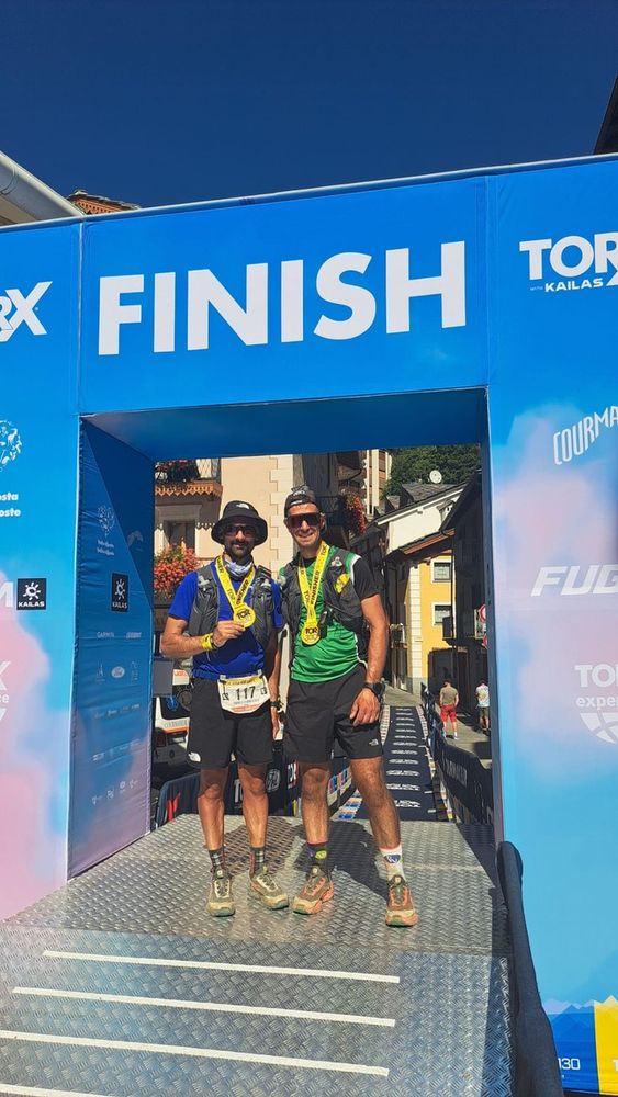 Davide Peretti e Danilo Francesco Parola insieme al traguardo del Tor des Geants in 123 ore