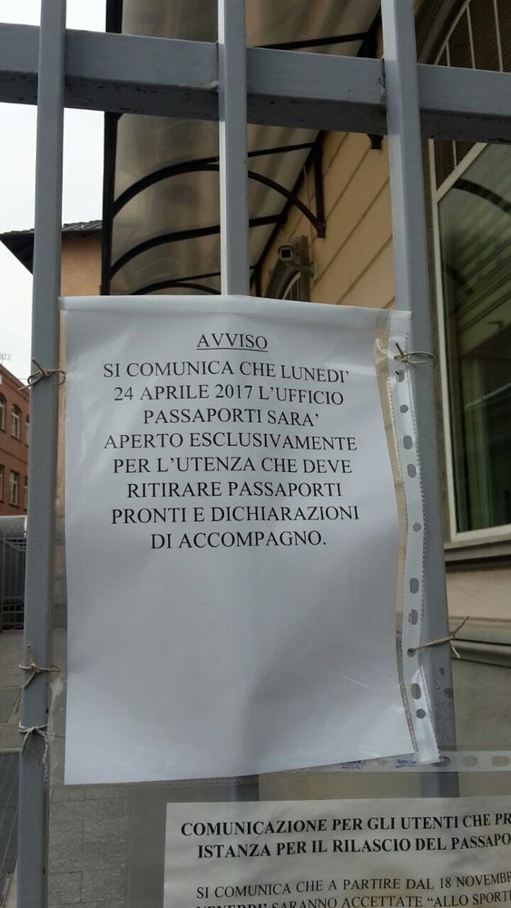 Il cartello apparso sul cancello della Questura