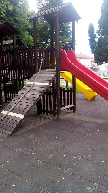 Beinette, un cittadino mette in sicurezza lo scivolo del parco giochi Beinette, un cittadino mette in sicurezza lo scivolo del parco giochi