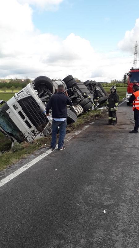 Camion carico di mezzene di bovino si ribalta tra Magliano Alpi e Carrù