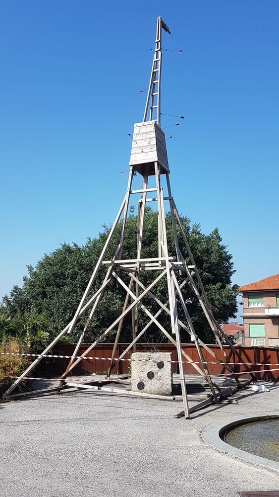 Fossano: vandali in azione in piazza Vittorio Veneto Fossano: vandali in azione in piazza Vittorio Veneto