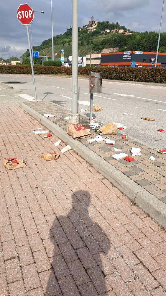 Santa Vittoria d’Alba: l’asporto serve a evitare assembramenti, non è licenza di sporcare Santa Vittoria d’Alba: l’asporto serve a evitare assembramenti, non è licenza di sporcare