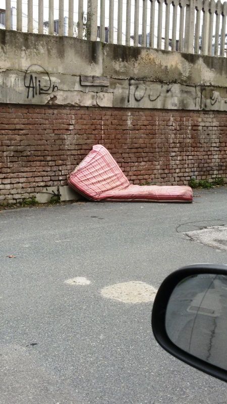 Per le vie di Savigliano rifiuti di ogni genere?