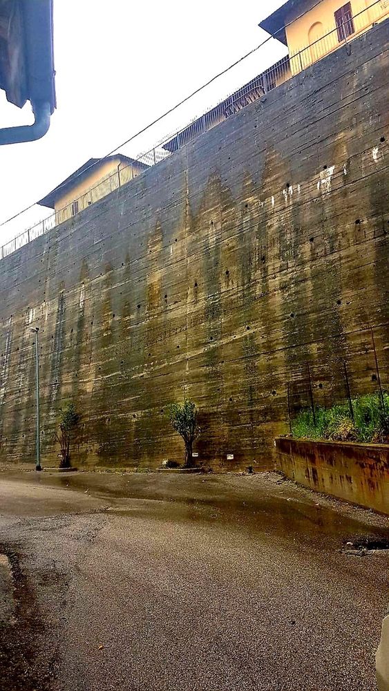 Nella foto il muraglione che sostiene la parte alta del centro storico e il belvedere allestito nella scorsa stagione