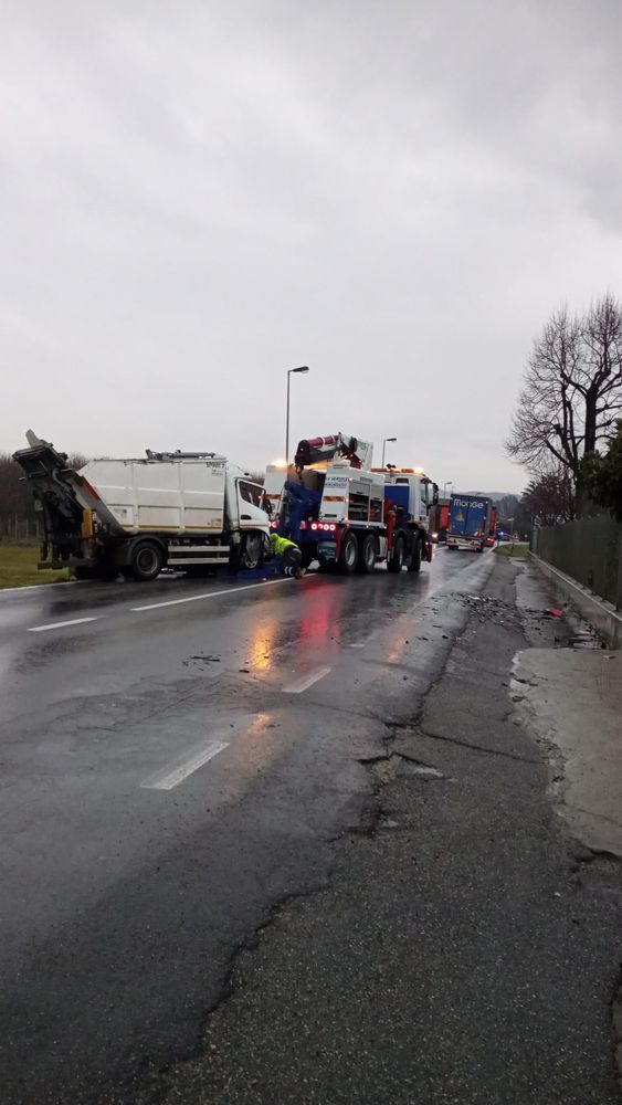 Mezzo della nettezza urbana contro un furgone nei pressi di Pollenzo: strada chiusa Mezzo della nettezza urbana contro un furgone nei pressi di Pollenzo: strada chiusa