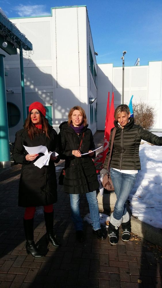 Protesta dei sindacati davanti ai grandi ipermercati per il rinnovo del contratto di lavoro