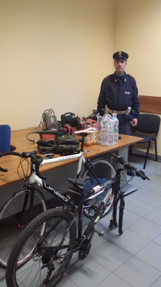 Cuneo, la Volante intercetta i ladri di biciclette Cuneo, la Volante intercetta i ladri di biciclette