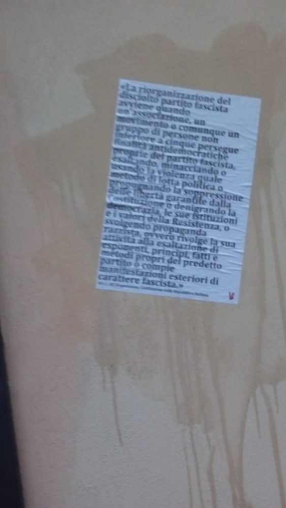 Alba, sede elettorale del centrodestra imbrattata con vernice viola Alba, sede elettorale del centrodestra imbrattata con vernice viola