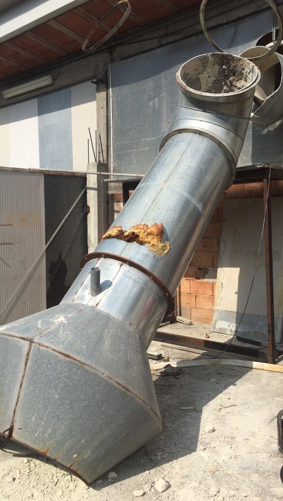 Il tubo di metallo che si è staccato Il tubo di metallo che si è staccato