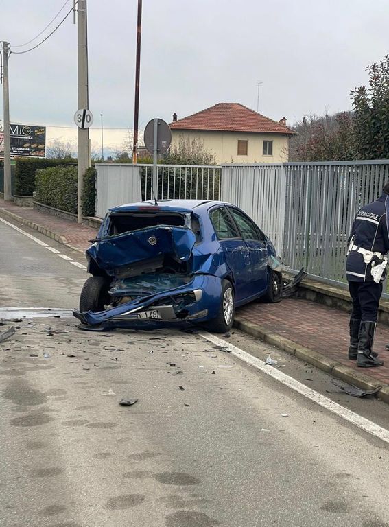 Violento scontro in via Don Orione a Bra: coinvolti tre veicoli ...