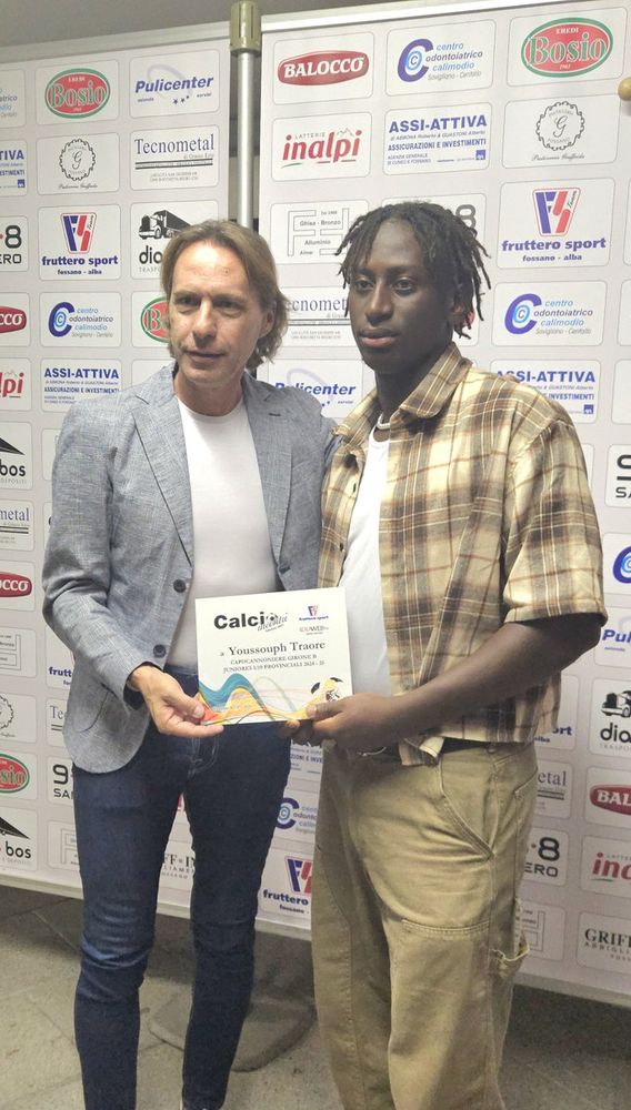 Trdore premiato da Enrico Chiesa al via del Calcio Incontri di Fossano