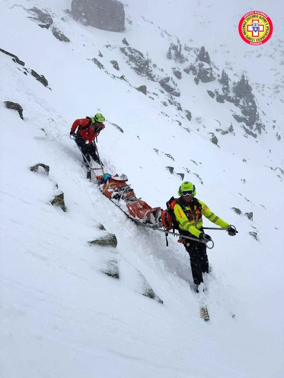 Scialpinista inglese cade e si frattura una gamba sul Monviso ...